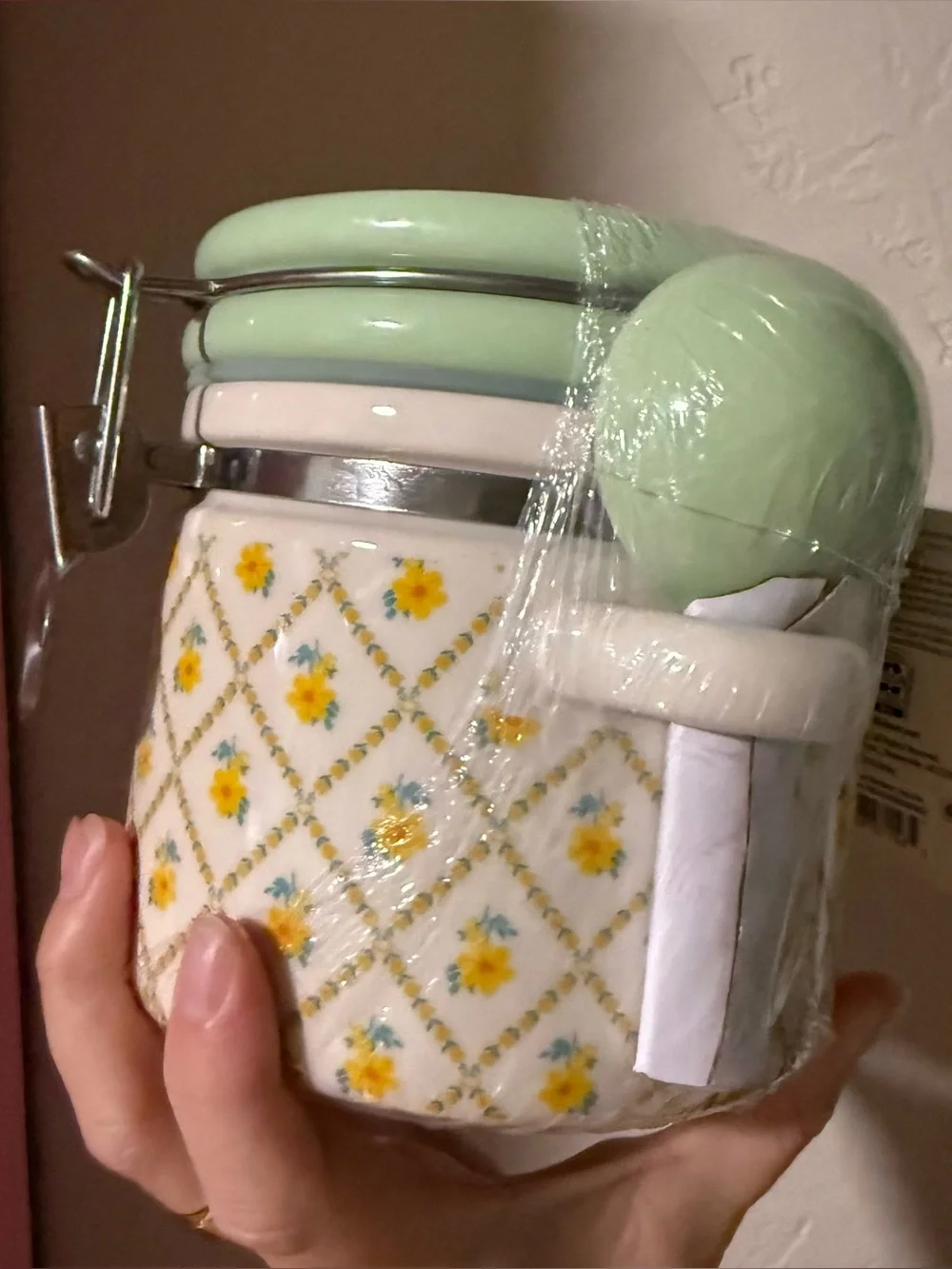 N/A new plastic canister